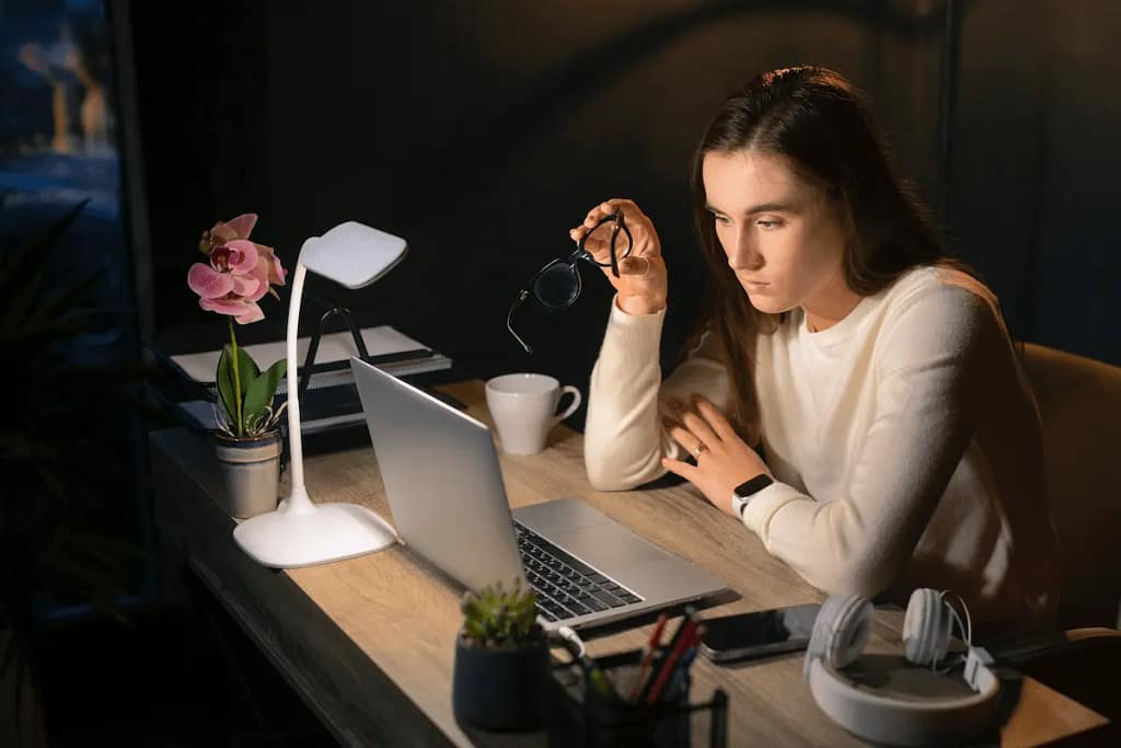 hired-virtual-assistant-in-the-Philippines-working-at-night
